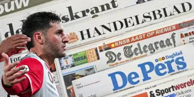 Santiago Giménez junto a diarios de Países Bajos / FOTO X