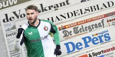 Santiago Giménez junto a diarios neerlandeses / FOTO X