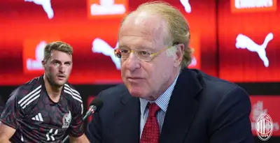 Santiago Giménez junto a Paolo Scaroni / FOTO MEXSPORT