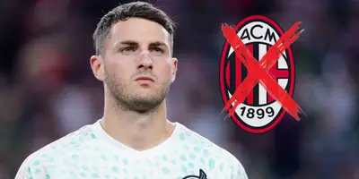 Santiago Giménez junto al escudo del AC Milán / FOTO DGMU