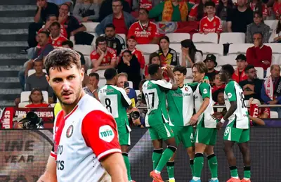 Santiago Giménez observando y jugadores del Feyenoord festejando/Foto Muy de Fútbol.
