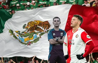 Santiago Giménez serio y Rafael Márquez de brazos cruzados/ Foto Fútbol Hoy.