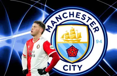 Santiago Giménez suspirando y escudo del Manchester City/Foto Wallpapers.com