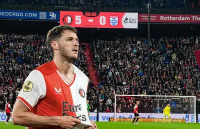 Santiago Giménez tomándose la camiseta/ Foto Feyenoord.