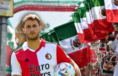 Santiago Giménez y banderas de México/ Foto Noticieros Televisa.