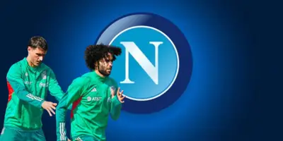 Santiago Giménez y César Huerta junto al escudo del Napoli / FOTO Facebook