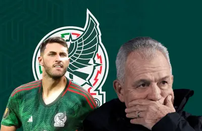 Santiago Giménez y Javier Aguirre tapándose la boca/Foto Periódico central.