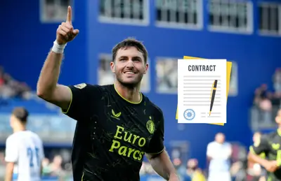 Santiago Giménez y logo de contrato/ Foto 365scores México.