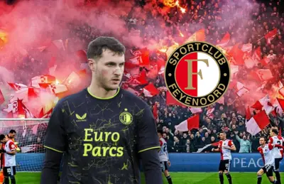 Santiago Giménez y logo del Feyenoord/Foto Línea Directa.