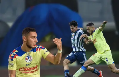 Sebastián Cáceres disputando el balón/ Foto TV Azteca.