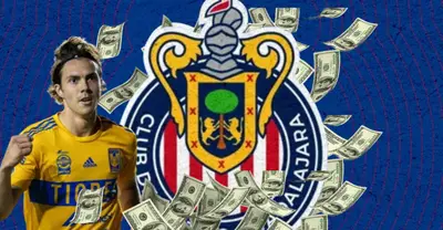 Sebastián Córdova junto al escudo de Chivas