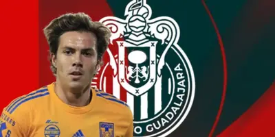 Sebastián Córdova junto al escudo de Chivas / FOTO LA VERDAD NOTICIAS