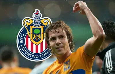 Sebastián Córdova y escudo de Chivas/Foto VAVEL.