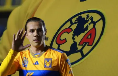Sebastián Córdova y escudo de las Águilas/Foto Club América.