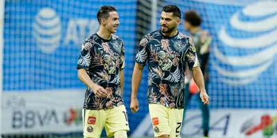 Sebastián Córdova y Henry Martín en calentamiento previo a partido con América. Foto: Mediotiempo