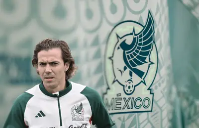 Sebastián Córdova y logo de la Selección Mexicana/Foto Somos News.