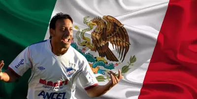 Sergio Blanco junto a la bandera de México / FOTO WIKIFANDOM