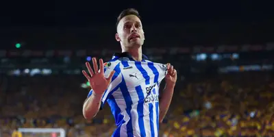 Sergio Canales en partido con Rayados. Foto: El Universal