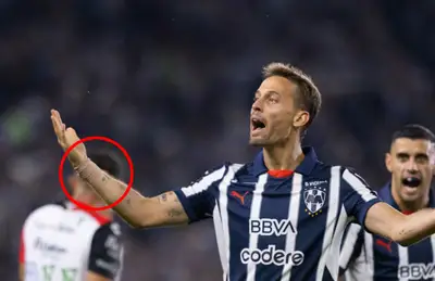 Sergio Canales gritando y círculo rojo señalando su muñeca/Foto El Imparcial.