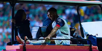 Sergio Ramos saliendo lesionado del León vs Rayados / FOTO X