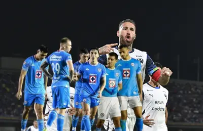 Sergio Ramos y jugadores de Cruz Azul/ Foto Liga MX.