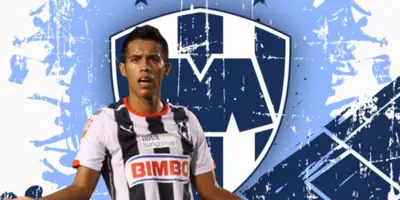 Severo Meza junto al escudo de Rayados / FOTO FUTBOL TOTAL