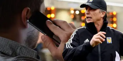 Siboldi y al fondo una persona llamando por teléfono / Foto Mexsport