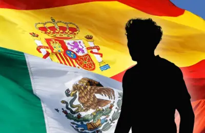 Silueta de futbolista y banderas de México y España/Foto Mundiario.