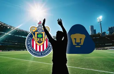 Silueta de futbolista y escudos de Chivas y Pumas/Foto Contramuro.