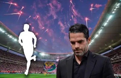 Silueta de futbolista y Fernando Gago/Foto Sopitas.