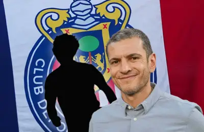 Silueta de futbolista y Jaime Lozano riendo/Foto El Universal.