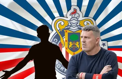 Silueta de futbolista y Óscar Junyent de brazos cruzados/Foto Primera Plana MX.