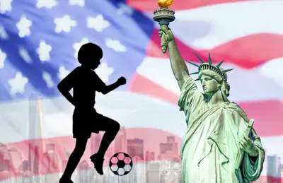 Silueta de niño jugando y estatua de la libertad a su lado/Foto Wallpaper.com