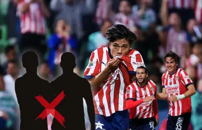 Siluetas de futbolistas con cruz, Yael Padilla besando escudo y más jugadores/Foto Rebaño Girls.