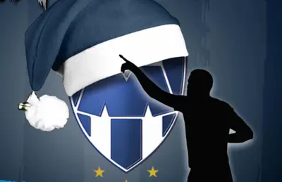 Sombra de Nelson Deossa y escudo de Rayados con gorro navideño/ Foto Soccer Religion.