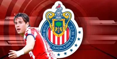 Teun Wilke junto al escudo de Chivas / FOTO X