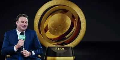 Trofeo del Mundial de Clubes, foto de FIFA, con Faitelson al frente