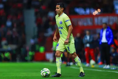 Tuvo el reconocimiento de sus compañeros en medio de la cancha.