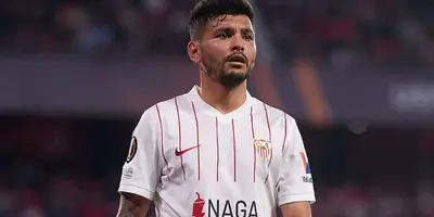 Un cambio de último momento estaría por darse en el Sevilla con el Tecatito Corona.