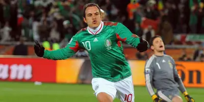 Una de las grandes glorias del futbol mexicano levanta la mano y se acerca como DT del Tri.