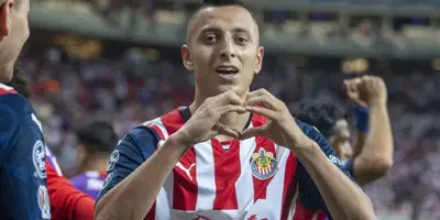 Una obra de arte de las Chivas cortesía del Piojo Alvarado que abre la cuenta en el Akron.