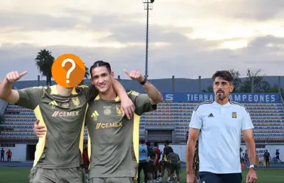 Uriel Antuna abrazado de otro jugador y Veljko Paunovic/Foto Tigres.