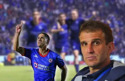 Uriel Antuna celebrando e Iván Alonso a su lado.