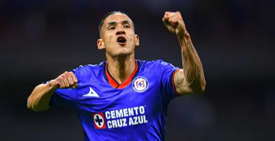 Uriel Antuna con el jersey de Cruz Azul / FOTO MEXSPORT