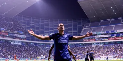 Uriel Antuna en partido con Cruz Azul. Foto: Esto
