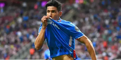 Uriel Antuna estuvo en el ojo del huracán por su actuación con México, pero demostró su amor al Cruz Azul.