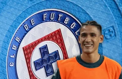Uriel Antuna riendo y logo del equipo celeste/ Foto Cruz Azul.