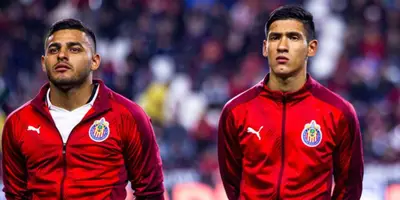 Uriel Antuna y Alexis Vega en Chivas. Foto: Récord