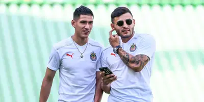Uriel Antuna y Alexis Vega en pre partido con Chivas. Foto: Mediotiempo