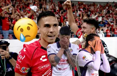 Uros Durdevic celebrando y jugadores de Chivas tapando la cara, emoji llorando/ Foto Getty Images.